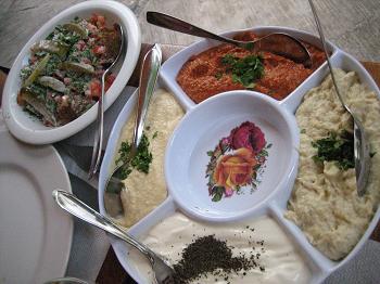 Porções de falafel e pastas 4 em 1 do Tenda do Nilo