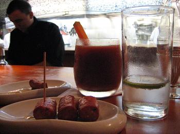 Linguicinhas e drinks para tapear [a fome] no balcão