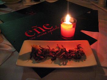 Lulas grelhadas com páprica, pães variados e azeite no couvert