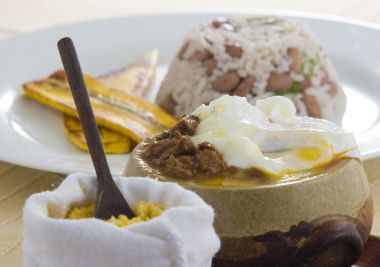 Picadinho / Brazilian Minced Meat Tordesilhas: Picadinho acompanhado de arroz, de feijão, banana da terra grellhada, ovo pochê e farofa. Foto: divulgação
