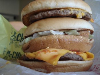 mcgangbang McChicken em Double Cheeseburguer. Foto: eatmedaily.com
