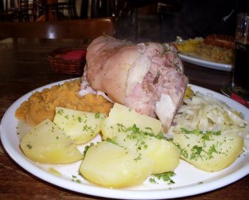 Lindo joelho de Berlim: tradcional eisben cozido com batatas e purê de maçã