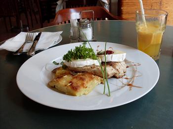 Prato do dia em Praga: batatas gratinadas, filé de frango e mussarela de búlafa com molho de frutas vermelhas.