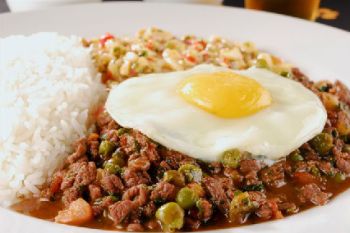 Picadinho com tartar de banana do Bar da Dona Onça. Foto: divulgação
