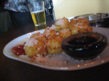 Queijo coalho à milanesa com molho especial