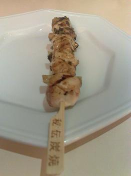 Robata de garoupa com alho poró (sabor frango) Robata de garoupa com alho poró (sabor frango)