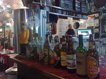 Cartas de vinhos e cachaças, além das geladas