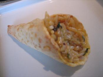 Cone de de macaxeira com queijo coalho assados e baião no recheio. Bom, mas prefiro o baião sem cone mesmo.