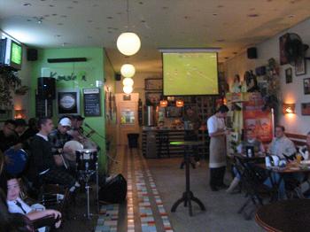 Kamaleon: pagode do "Leva Eu" e futebol no Ipiranga