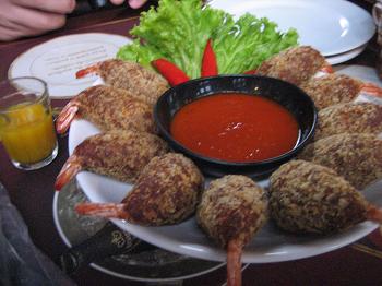 Kamarão na toca: bolinho de carne com camarão, sardela e molho (campeão) de pimenta amarela