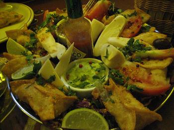 Guioza invocado: recheio de salmão e camarão ficou ótimo com molho agridoce de damasco, laranja e pimenta rosa