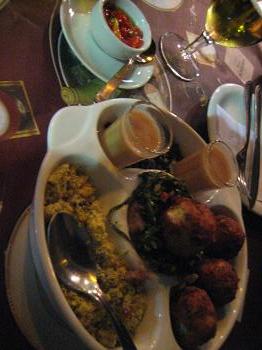 "Um, dois, feijão com arroz": ótimo bolunho de arroz com calabresa e queijo. Feijão cru, da decoração, foi para o prato