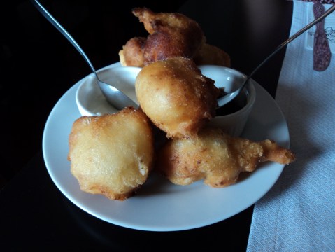 Porção de Lango Bread, o "bolinho de chuva" salgado da Polônia