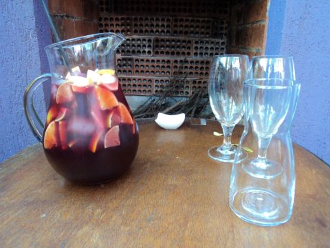 Jarra de sangria da casa (R$ 36). Vinhos em taça custam entre R$ 15 e R$ 18.