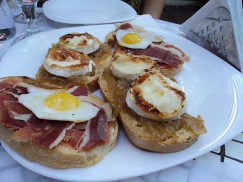 Porção de tosstas do La Madrileña: destaque para a versão com quejo de cabra e cebolas caramelizadas