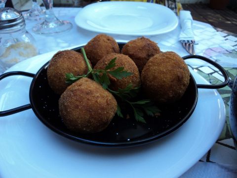 "Croquetas" de frango e queijo roquefort inspiradas na nossa amada coxinha