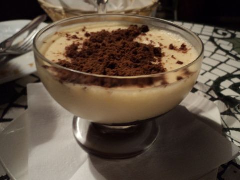 Versão de tiramissú da Dona Luisa com calda de frutas vermelhas.