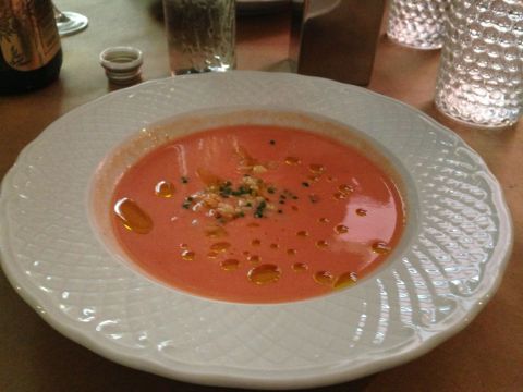 Sopa fria de tomates com farofinha de camarão do A Tasca da Esquina. Só faltou o camarão de verdade mostrado na foto de divulgação.