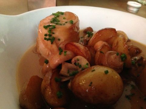 Medalhões de peito de frango com batatinhas e cogumelos puxados no azeite do português A Tasca da Esquina (Foto: Ciça Aidar)