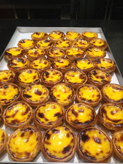 Pastéis de Natas siando fo forno na Casa Mathilde