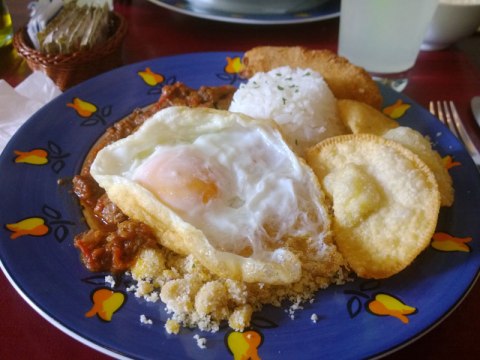 Picadinho completo com ovo frito, farofa, banana, pastéis de queijo, arroz e cumbuquinha de feijão