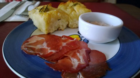 Couver simpático tem focaccia com alecrim, patê de azeitonas e fatias de copa