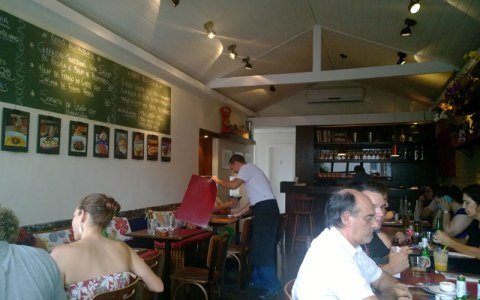 O pequeno e charmoso salão na Vila Madalena fica cheio rapidinho