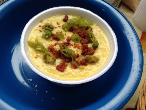 'Chica Doida Du Goiás' na Feirinha: pamonha salgada cremosa com linguiça na cachaça