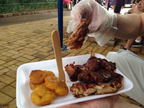 Almoço na praça: Costela de porco na brasa e banana da terra