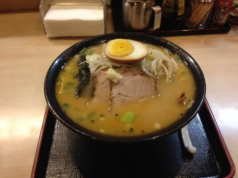 Missô Tonkotsu (caldo a base de porco) do Aska, com o acréscimo de tyashu