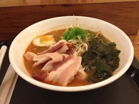 Lamen com caldo de porco apimentado com bacon, do novato Ramen-Ya
