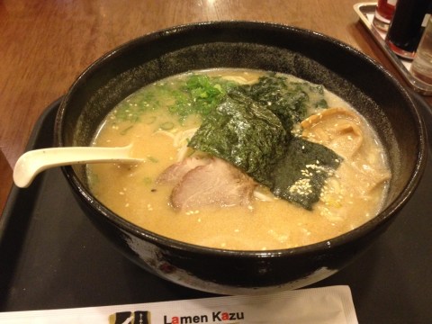 Misso tyashu do Lamen Kazu: massa servida em caldo à base de carnes e misso e fatias de lombo de porco