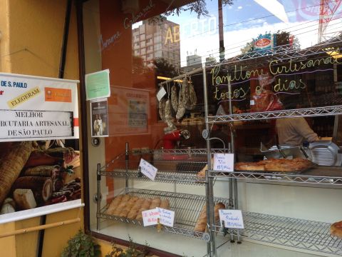 Vitrine da salumeria e panetteria na Vila Mariana