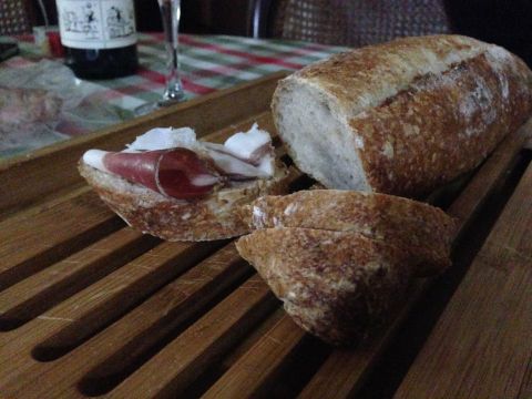 O surpreendente lombo de porco (lonza) é uma das atrações da loja de frios e pães italianos do Friccò