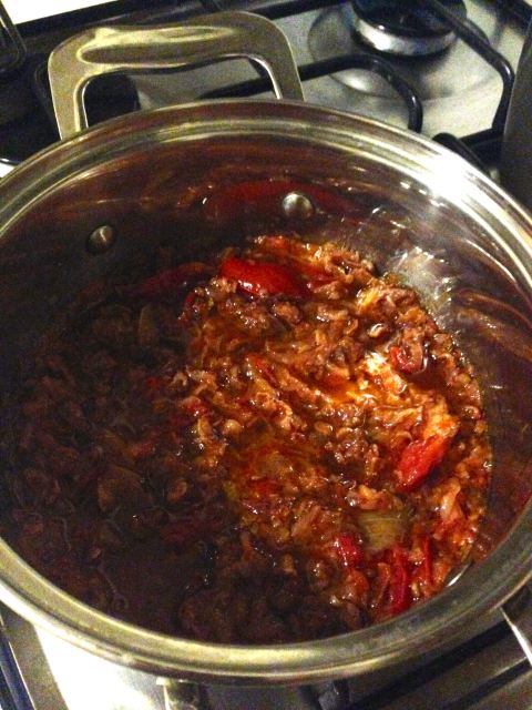 Molho "secreto" de presunto cru, cebola e tomatinhos