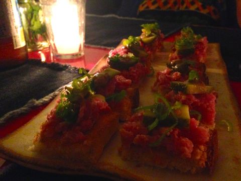 Canapés de linguiça Blumenau com pepino, mostarda escura e cebolinha em pão de milho