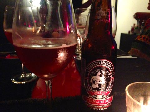 A red ale californiana Red Mermaid's acompanhando o "iron flat", um filé especial com purê de milho e molho de pequi