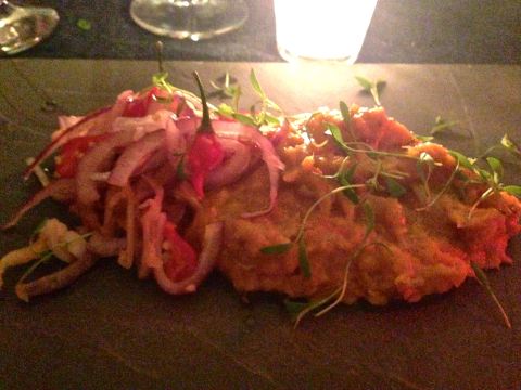 Entrada triunfal: casamento de casquinha de siri e cuscus paulista com vinagrete de cebola roxa, pimenta biquinho e brotos de coentro