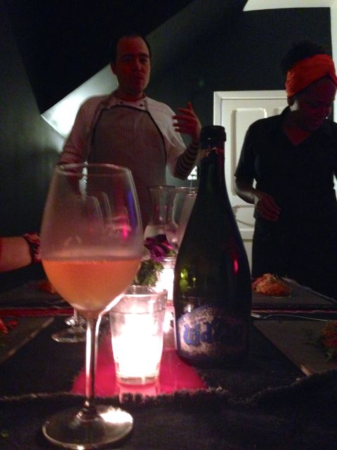 O chef Gustavo explicando a entrada incrível do jantar e a sommelier Larissa que me surpreendeu com a  cerveja italiana Baladin Wayan