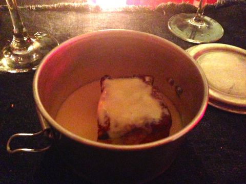 Sobremesa na marmita: Rabanada de brioche com calda de cumaru sobre manteiga de pistache. 