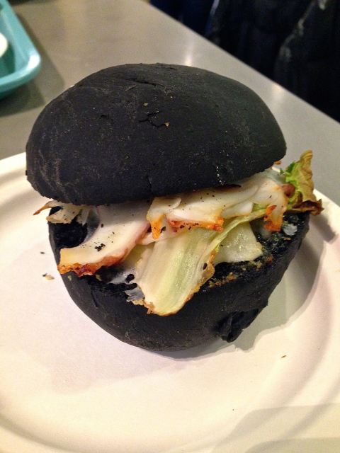 Sanduba de polvo e escarola em pão feito com tinta de lula da Pescheria Del Pavaglione