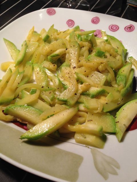 Abobrinha redonda refogada no azeite com sal. Para finalizar, pimenta moída e parmesão no prato