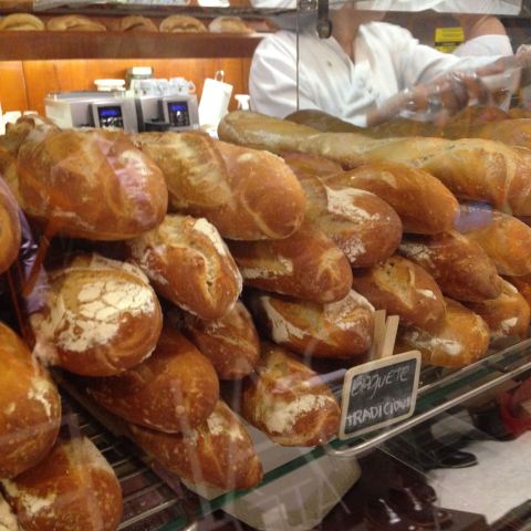 Baguete tradicional (R$ 6 cada) da Shimura Pães e Doces.