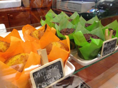 Muffins de cenoura e chocolate (R$ 4 cada). Tem também limão siciliano e banana.