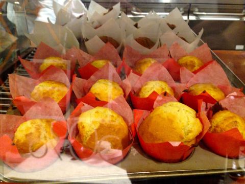 Muffin de limão siciliano (uma delícia com cream cheese). Ao fundo, o bolinho de banana