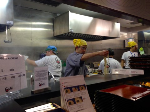 Yoshio Mizumoto, o mestre do udon. Massas preparadas na hora e servidas no esquema self-service