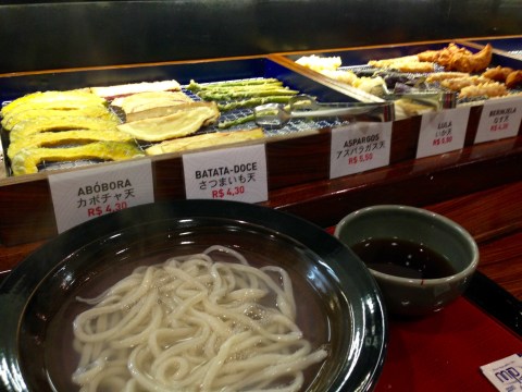Balcão de tempurás (R$ 4 a R$ 5.50 cada) para acompanhar