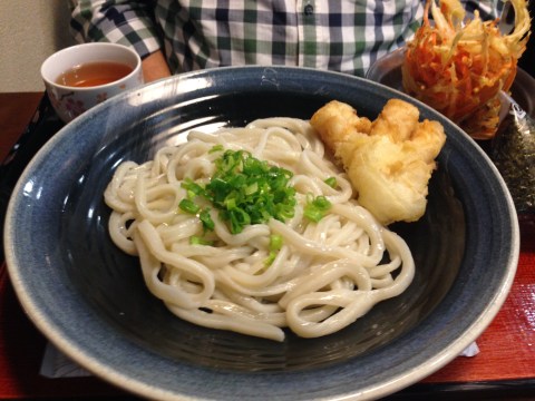 Udon Kama-Taka com ovo cru e cebolinha e o imperdível tempurá de lula 