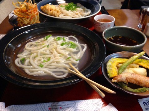 Udon artesanal e tempurás do 'Meu Udon', casa especializada na Liberdade