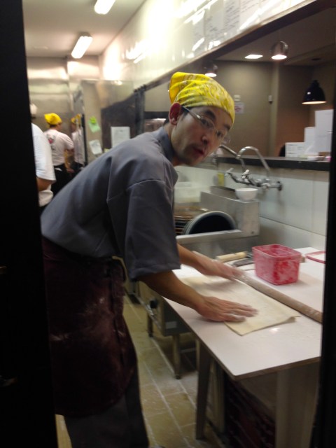 Senhor Yoshio, o mestre do udon, iniciou projeto com o 'Meu Gohan' na Vila Mariana